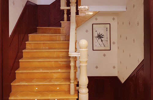 邵武中式别墅室内汉白玉石楼梯的定制安装装饰效果